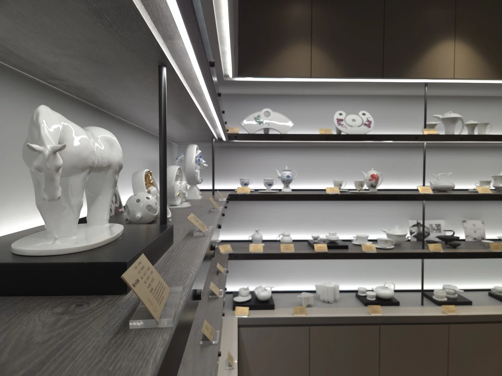 八方新氣福華飯店展廳｜光落在器物上