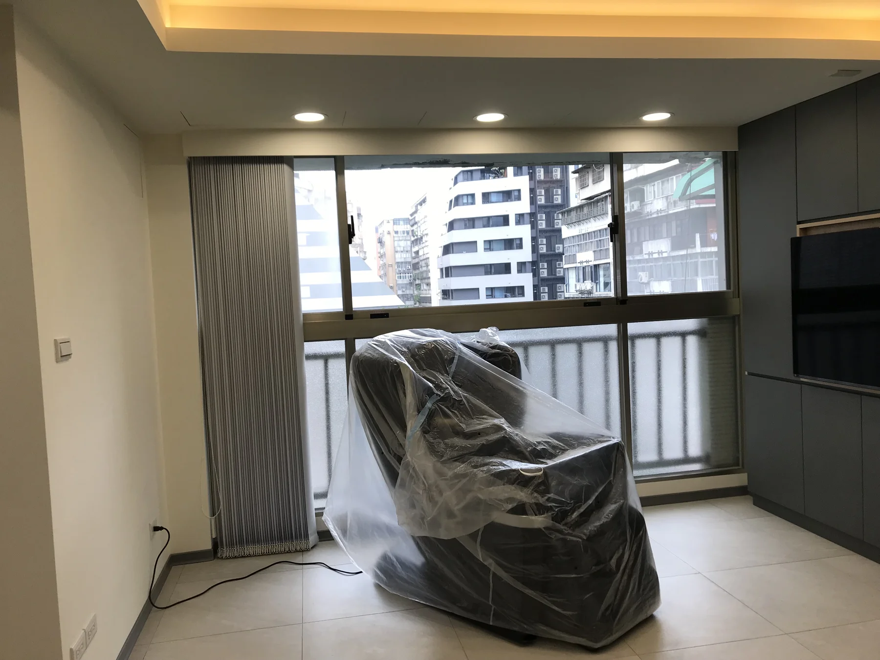 敦南養生宅完工後的窗邊起居空間與整合收納