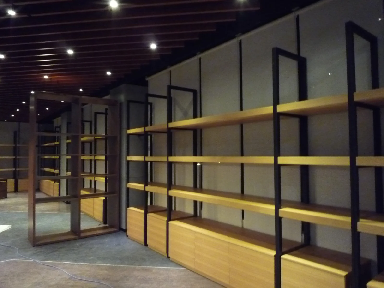 佛光山小品店｜展示層架與連續線條｜現場紀錄