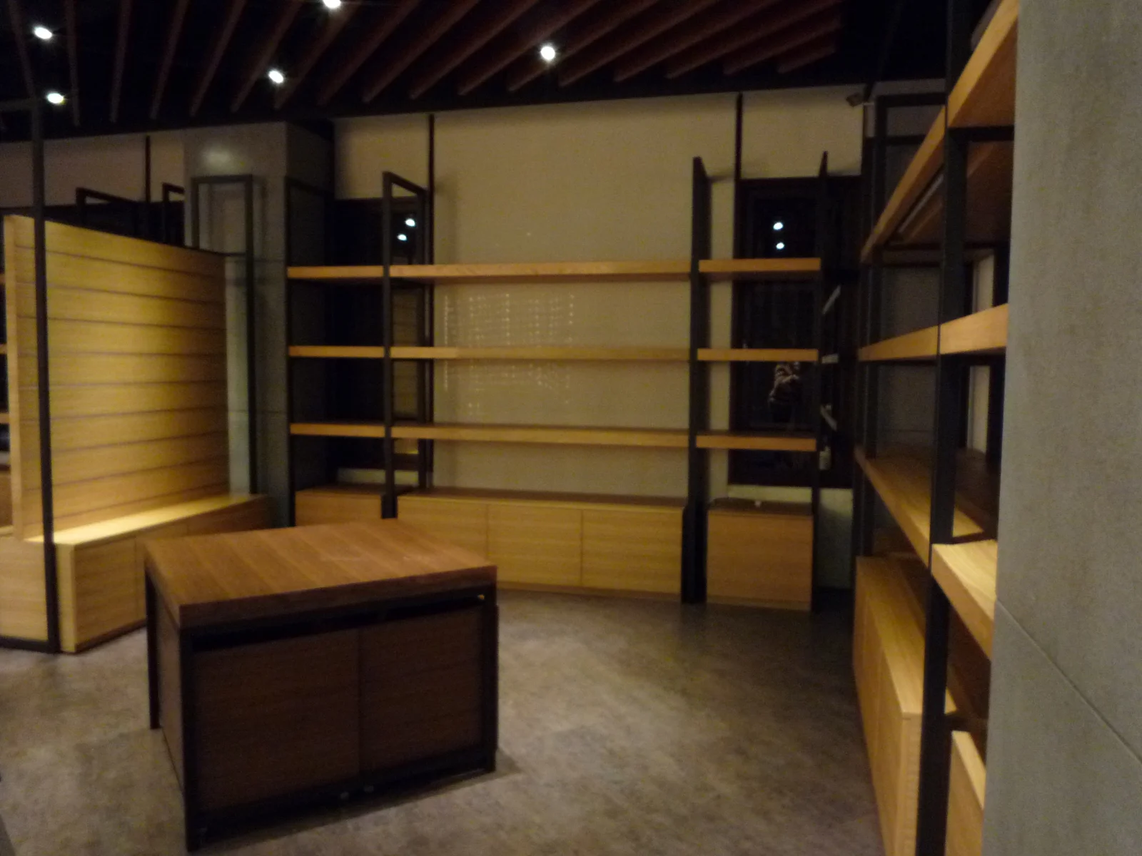 佛光山小品店｜展示台與周邊層架｜現場紀錄