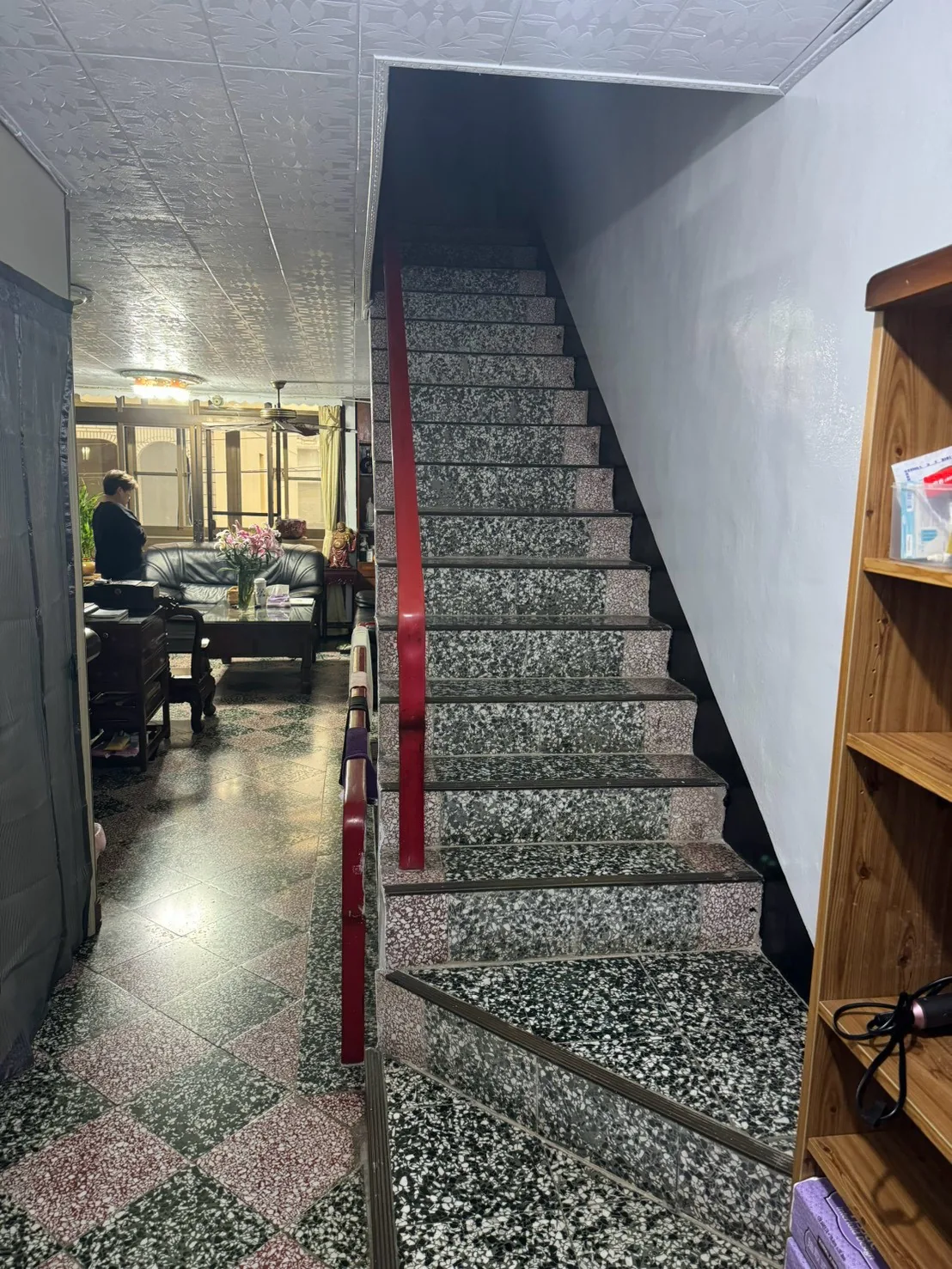 龍潭老屋翻修前的樓梯全景