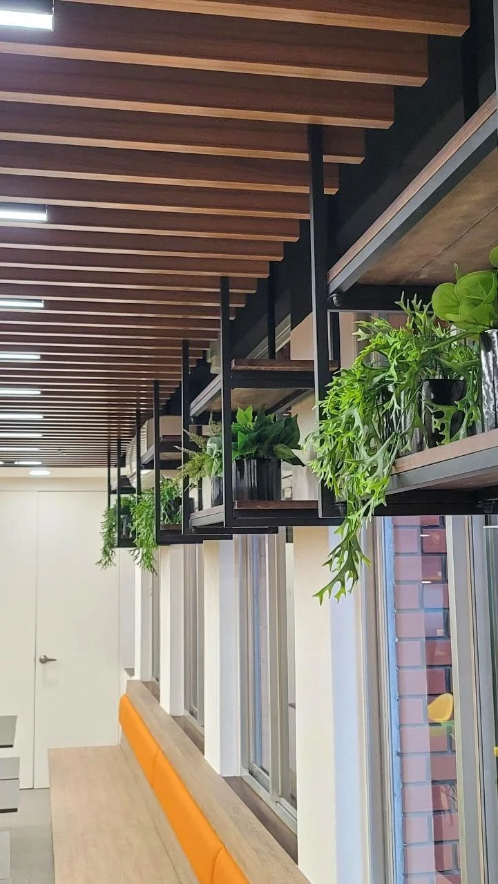 臺灣師範大學校友會綜合空間｜窗邊綠意與木質格柵