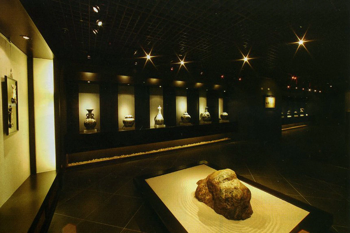 藝術收藏展示空間，以燈光與動線呈現收藏之美